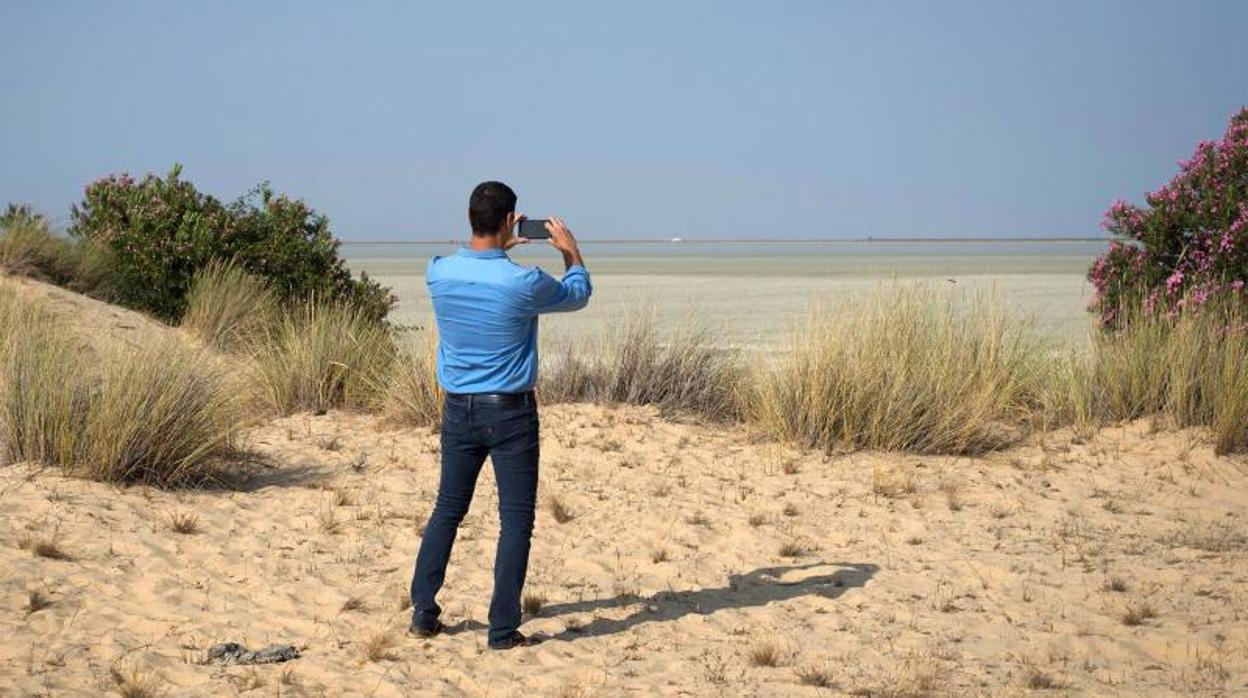 Pedro Sánchez realiza una fotografía en Doñana