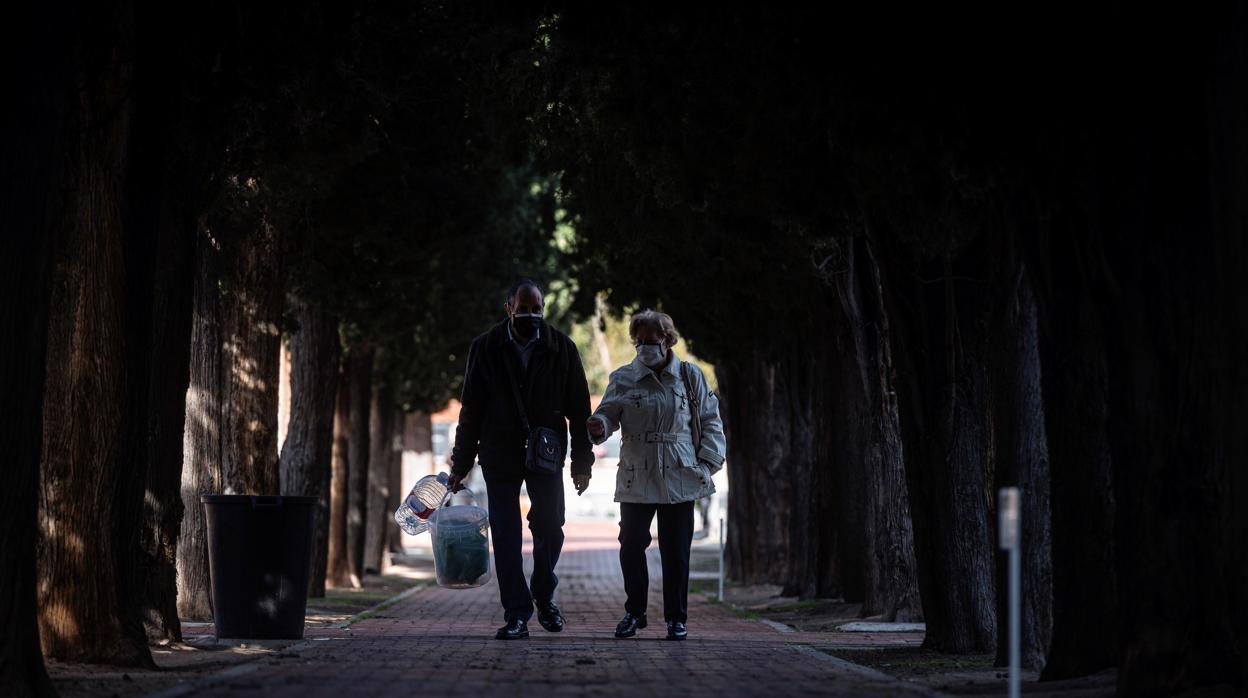 Imagen de archivo de una pareja en el cementerio