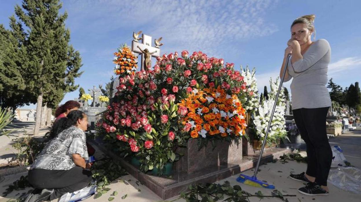 Varias personas en el cementerio de Murcia, en imagen de archivo