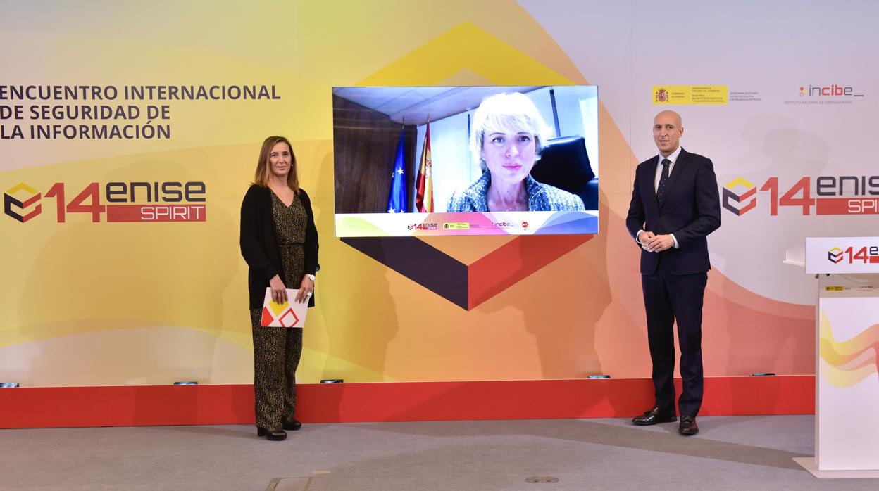 La directora general del Incibe, junto al alcalde de León