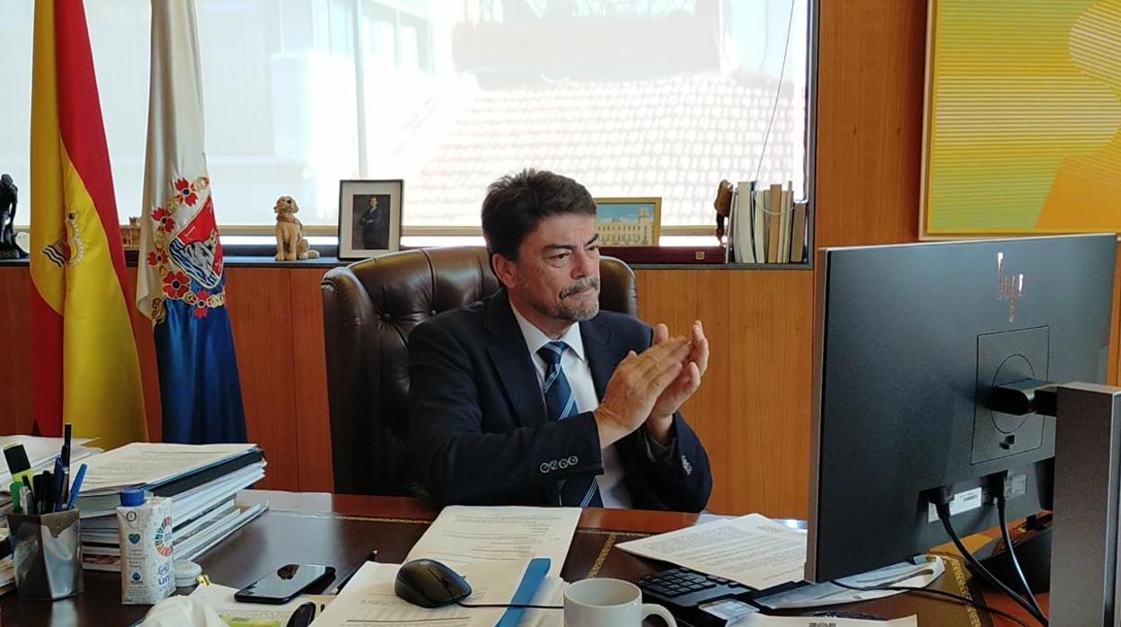 El alcalde de Alicante, Luis Barcala, aplaudiendo durante el Pleno la concesión de la Medalla de la Ciudad al Pueblo de Alicante