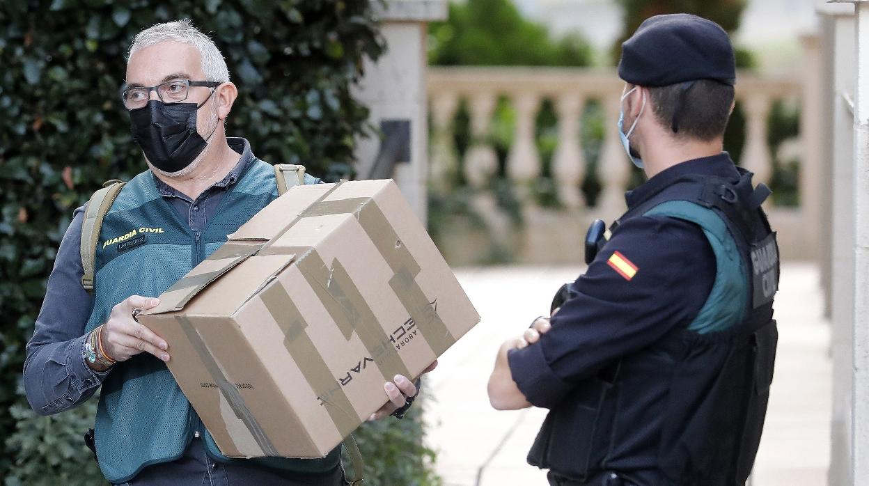 La Guardia Civil se lleva documentación de uno de los registros