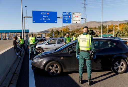 Control de la Guardia Civil en el peaje de San Rafael (Segovia)