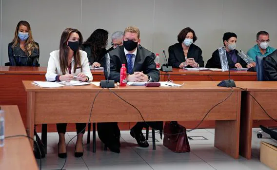 Imagen de los acusados junto a sus abogados en la sala Tirant de la Ciudad de la Justicia de Valencia
