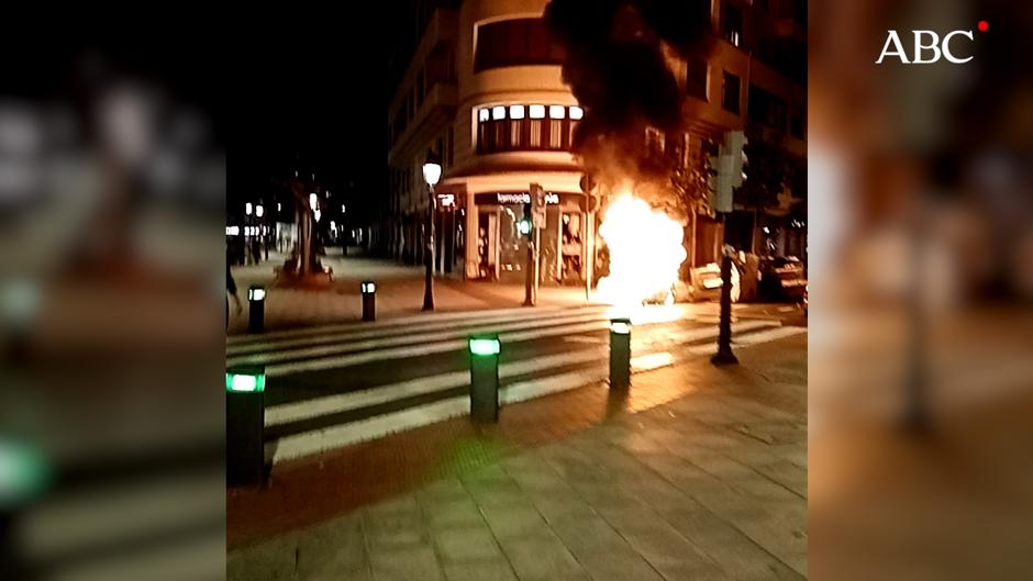 Contenedores quemados y protestas contra el toque de queda en Bilbao