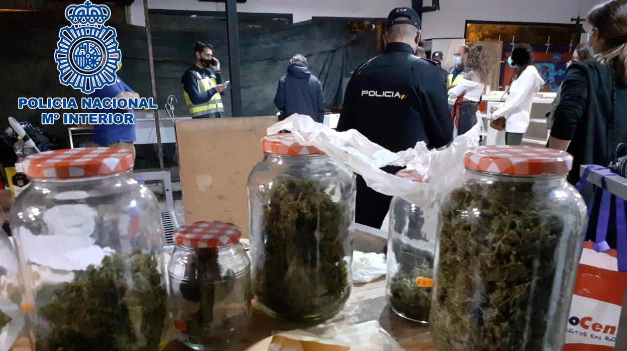 Parte de la marihuana en tarros encontrada durante la inspección