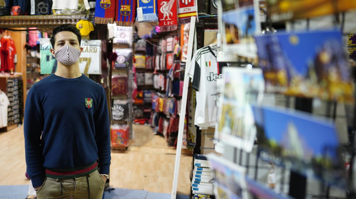 Ibrahim Mohamed, en su tienda de recuerdos de la calle de Postas