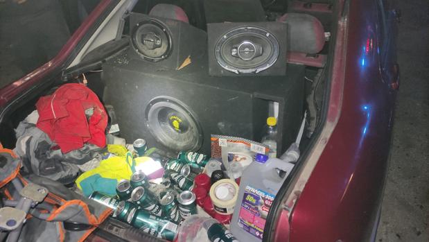 Incumplen el toque de queda y consumen alcohol en la calle con la música del coche muy alta