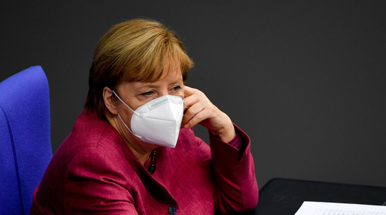 Angela Merkel en el Bundestag alemán defendiendo las nuevas restricciones