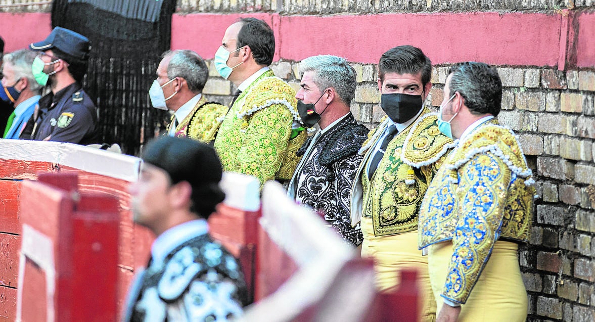 Picadores y hombres de plata con mascarillas en el callejón durante esta temporada marcada por el covid