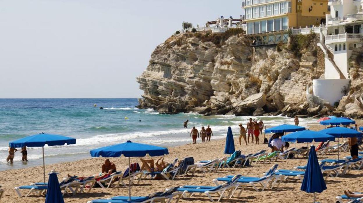 Playa con pocos turistas en Benidorm