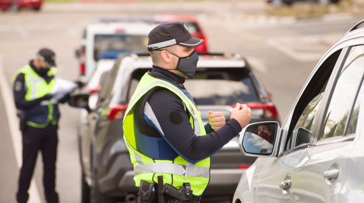 Control policial en una carretera de la capital durante las restricciones de movilidad