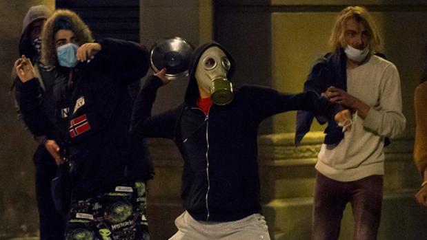 La noche de disturbios y saqueos en Barcelona deja 15 detenidos y decenas de heridos