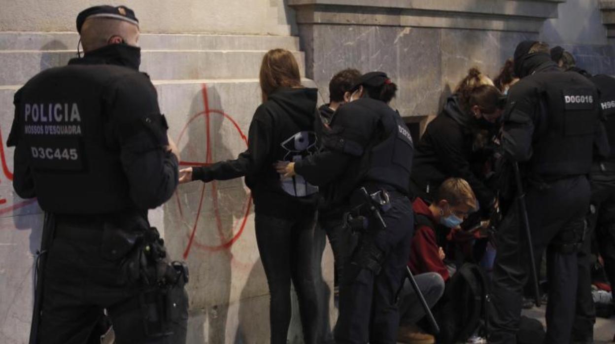 Registros policiales a algunos manifestantes, esta noche, en el centro de Barcelona