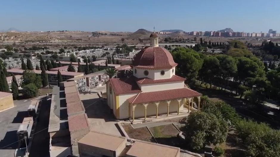 Baja afluencia al cementerio de Alicante, vigilado por dron la víspera de Todos los Santos por el coronavirus