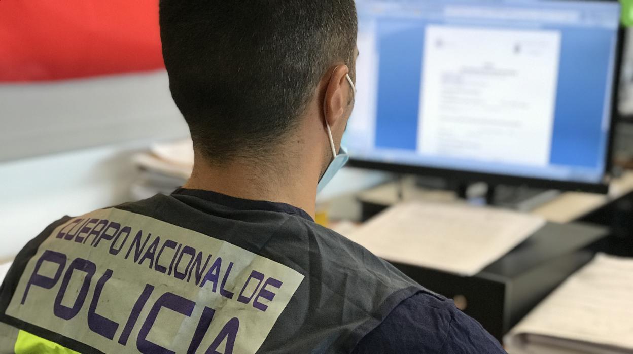 Un investigador de la Policía Nacional revisa información en Internet