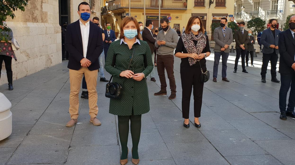 La presidenta del PPCV, Isabel Bonig, en la concentración de víctimas del coronavirus, este domingo en Valencia