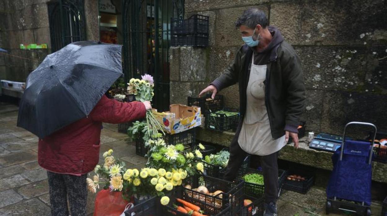 Venta de flores en el Mercado de Abastos de Santiago, este sábado