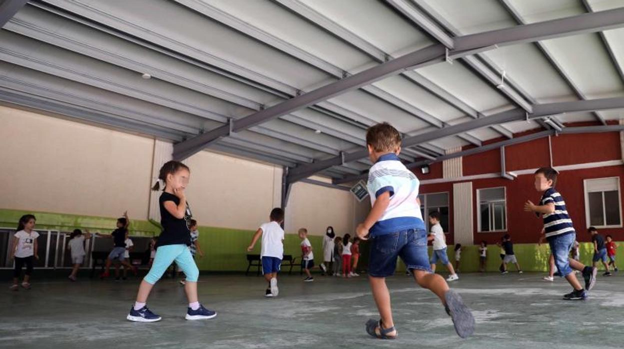 Escoloares de un centro educativo de Paterna participantes en una experiencia de «grupos burbuja»