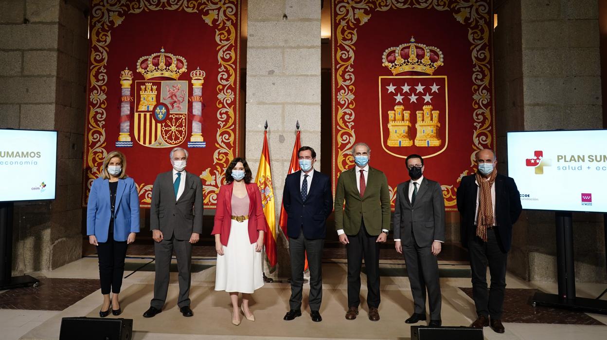 Los firmantes del protocolo, ayer en la Real Casa de Correos. De izq. a dcha, Fátima Báñez, Miguel Garrido, Isabel Díaz Ayuso, Antonio Garamendi, Enrique Ruiz Escudero, Javier Fernández-Lasquetty y Antonio Zapatero