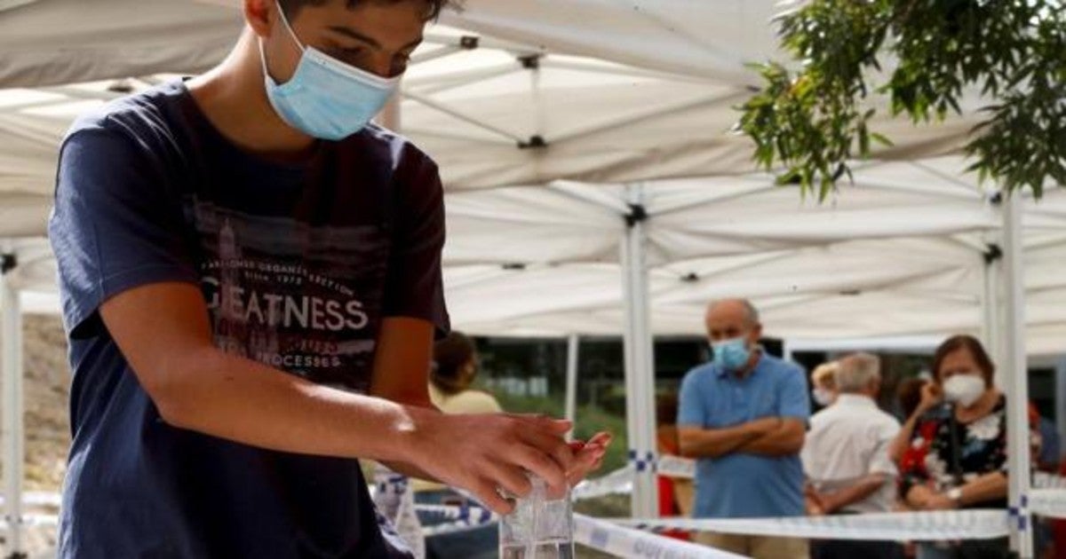 Ciuadanos esperan para reallizarse una prueba en Sant Boi de Llobregat