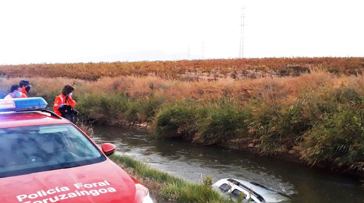 Una imagen del vehículo caído en el canal de Lodosa en Navarra