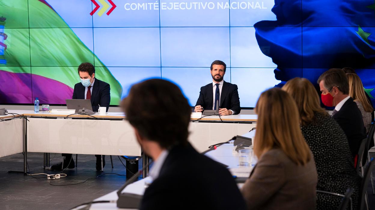 Pablo Casado, junto a Teodoro García Egea, en el Comité Ejecutivo Nacional del PP