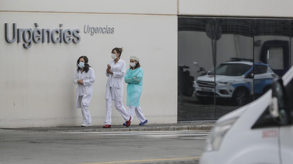 Imagen de archivo de personal sanitario a las puertas de Urgencias de Hospital La Fe de Valencia