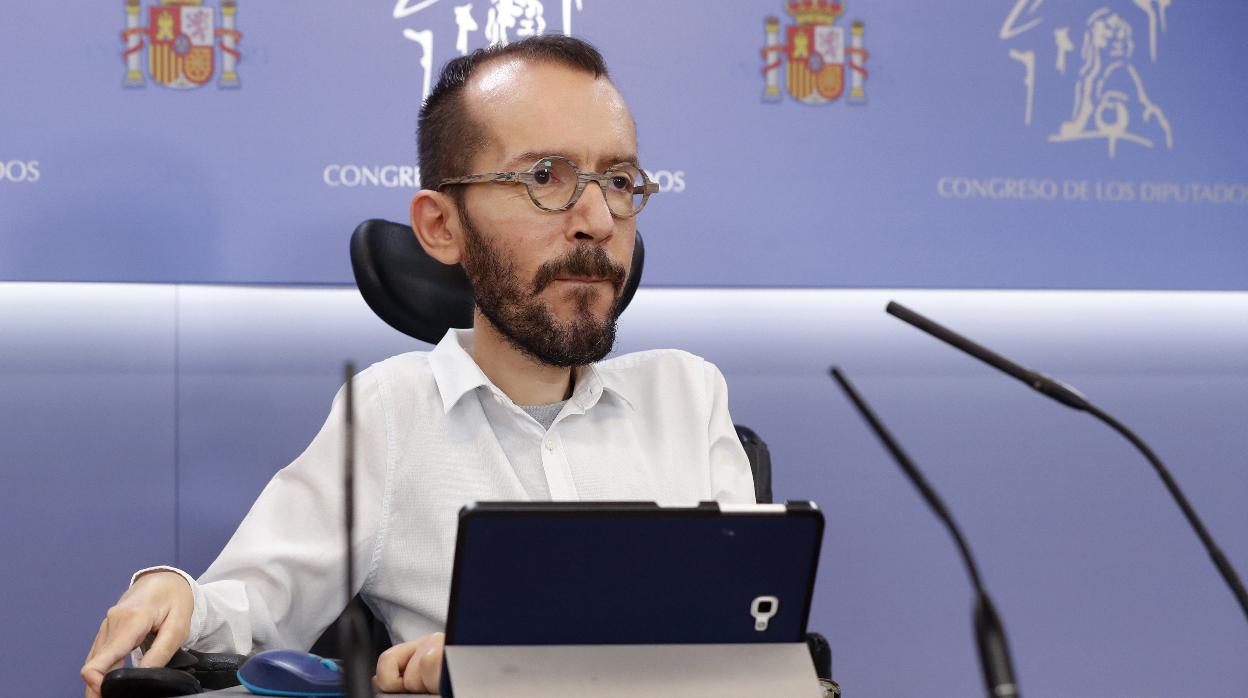 El portavoz de Unidas Podemos, Pablo Echenique, durante la rueda de prensa posterior a la reunión de la Junta de Portavoces celebrada este martes en el Congreso