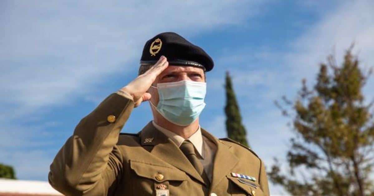 Un militar saluda durante la celebración del Día de todos los Santos, de un acto de homenaje a los caídos