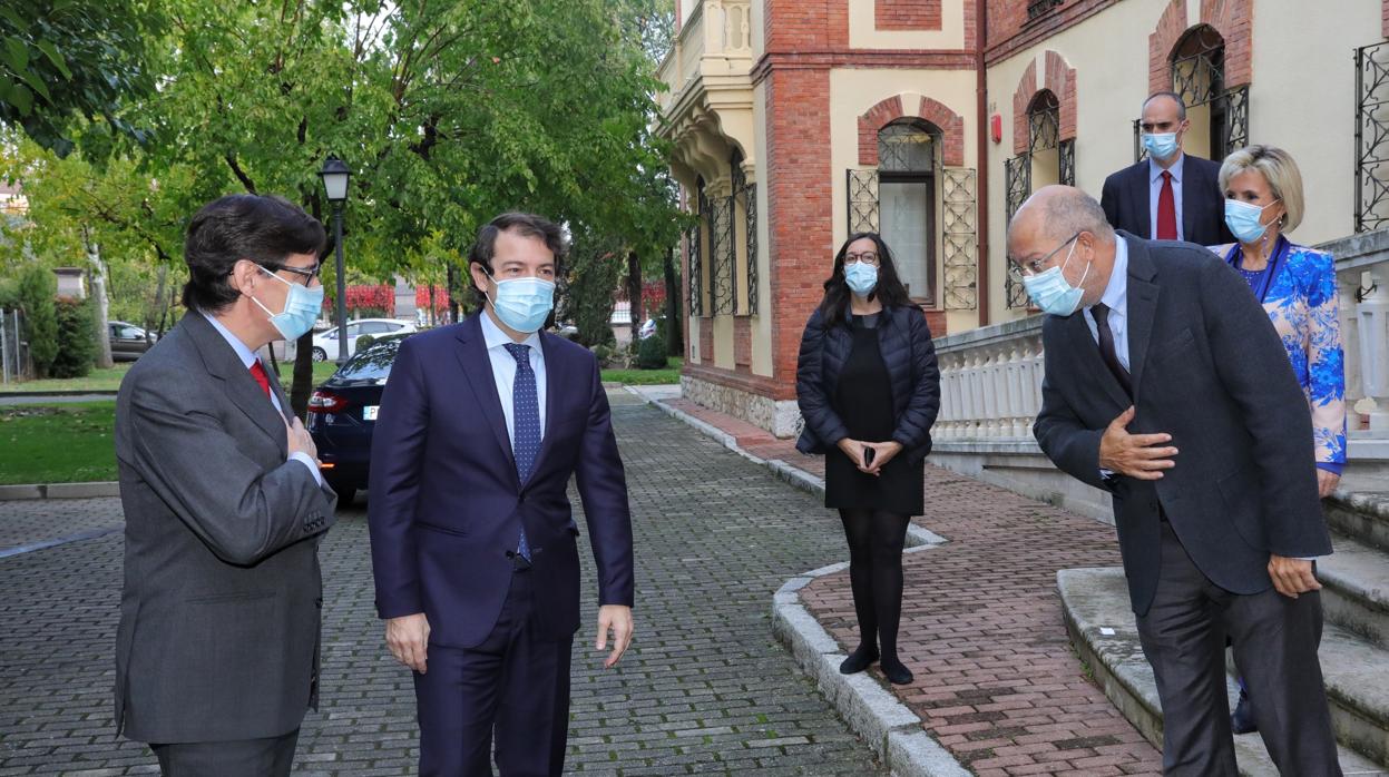 Illa e Igea se saludan, en presencia de Mañueco y Casado, durante su visita a Castilla y León hace unas semanas