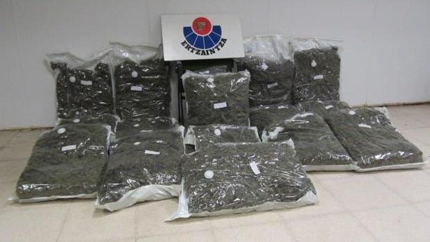 La Ertzaintza incauta 75 kilogramos de marihuana por el fuerte olor que desprendía un camión