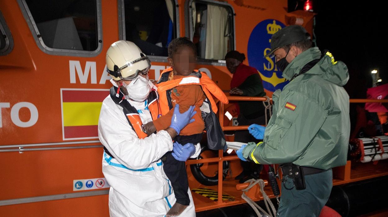 Una imagen de archivo de un rescate de Salvamento Marítimo y Guardia Civil