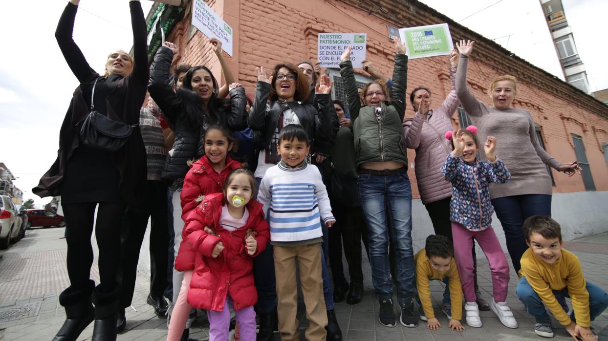 Los inquilinos celebran la noticia frente a la fachada del inmueble en la calle de Peironcely, 10 (Entrevías)