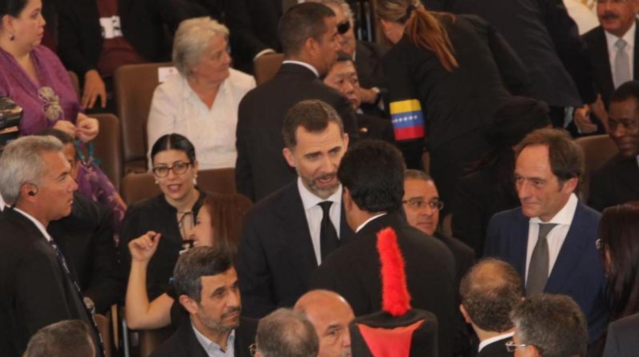 Don Felipe y Nicolás Maduro en 2013 en Caracas en el funeral de Hugo Chávez