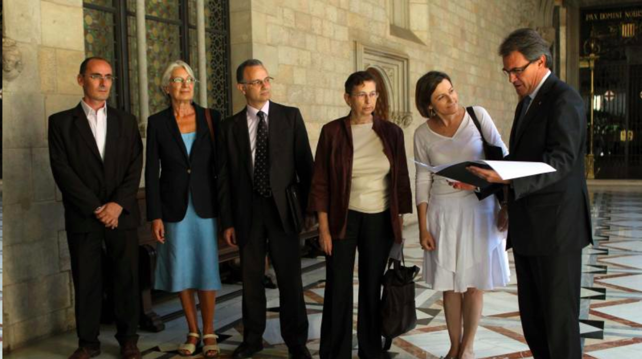 Blanca Serra y Carme Forcadell, representantes de la ANC, en septiembre de 2012, recibidas por Artur Mas en el Palacio de la Generalitat