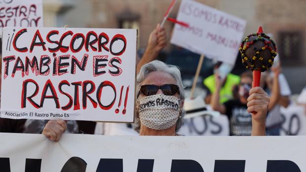 Los comerciantes del Rastro exigen frente al Congreso una propuesta «inmediata» para su reapertura