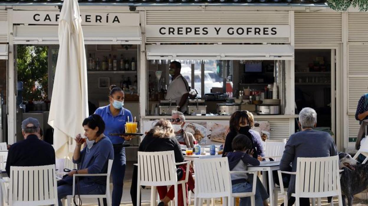 Clientes en la terraza de una cafetería en Alicante