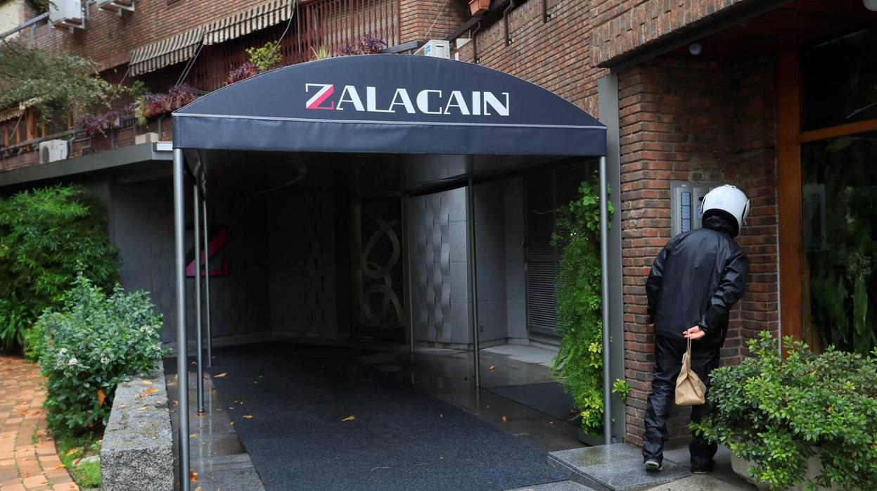 Entrada a Zalacaín, cerrado definitivamente, en la calle de Álvarez de Baena de Madrid