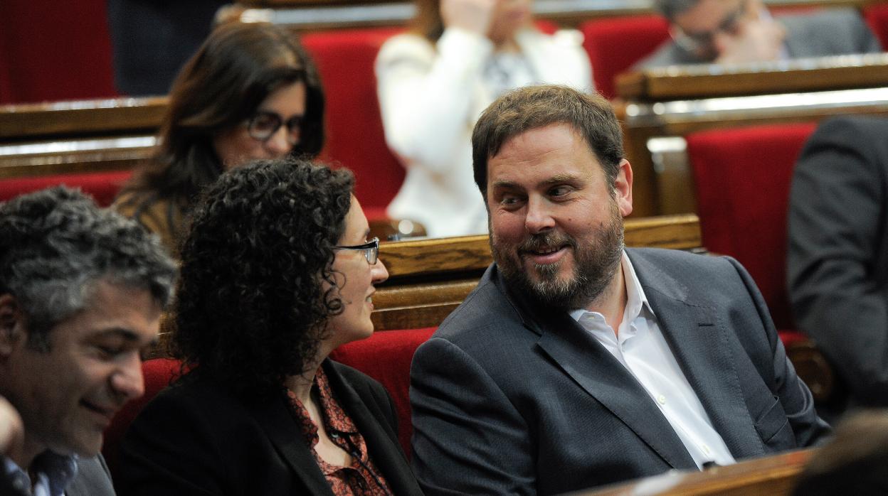 Marta Rovira y Oriol Junqueras charlan durante un pleno del Parlament en 2014