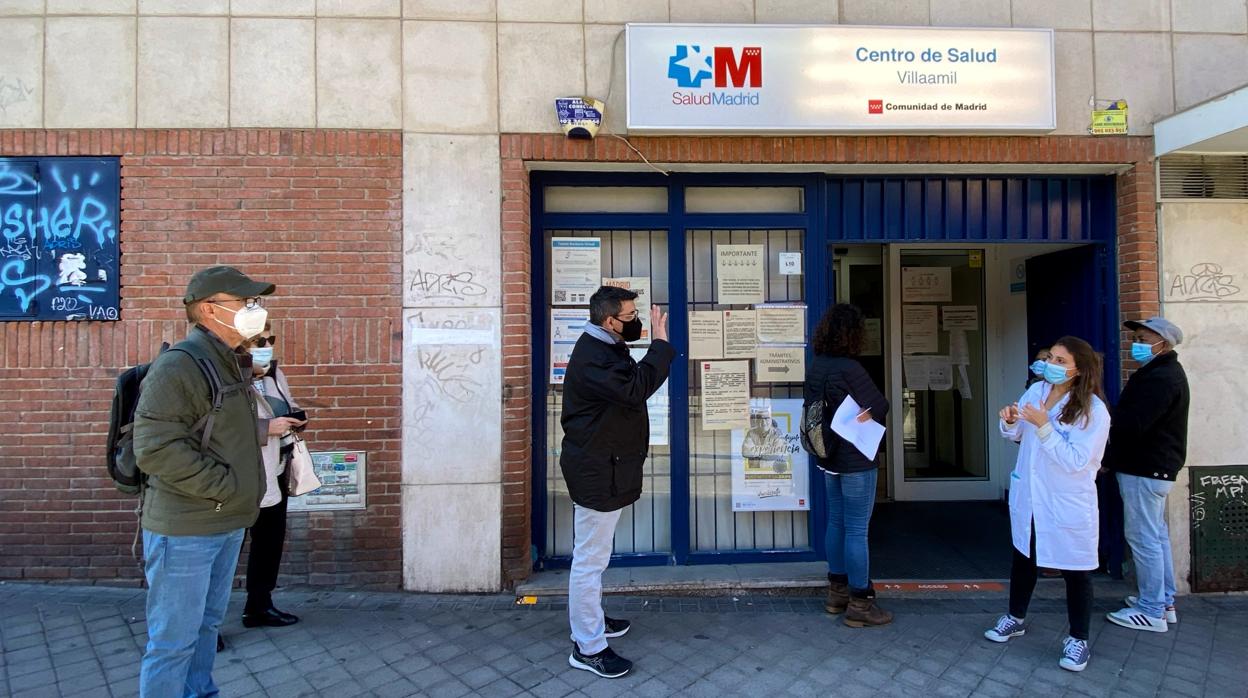 Usuarios esperando su turno a las puertas de un centro de salud de Madrid