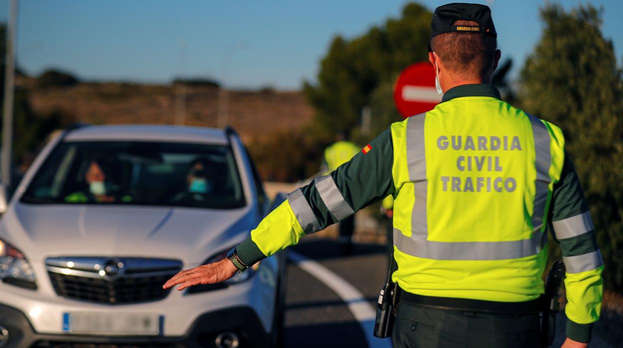 Agentes de la Guarda Civil realizan un control de tráfico en la A4 en la salida de Madrid