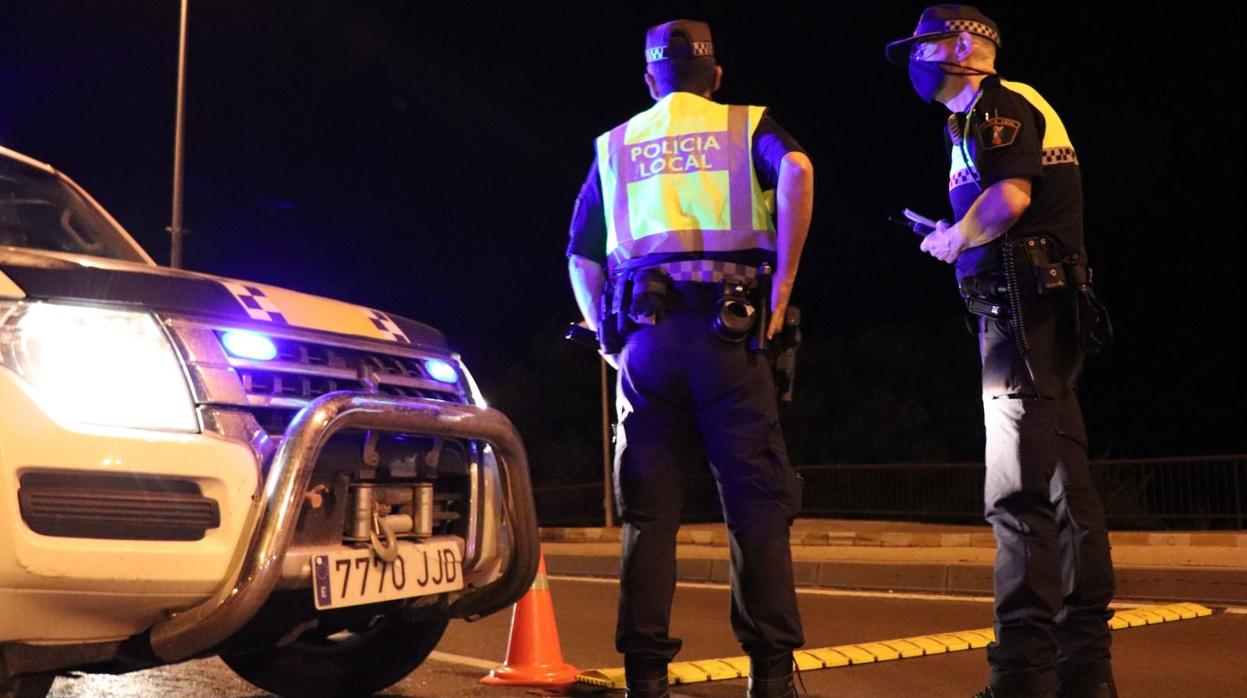 Control de la Policía Local de Alicante, en la madrugada de este jueves