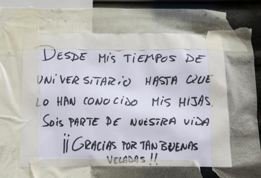 Muestras de cariño pegadas por clientes en el cierre del bar Melo's