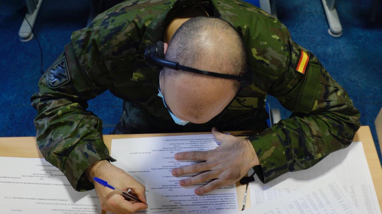 Efectivos militares de la Base El Empecinado de Valladolid, realizando labores de rastreo