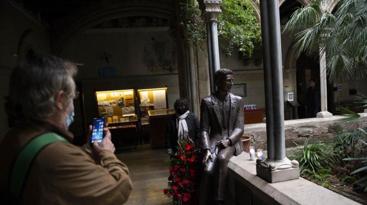 Estatua del joven Joan Roig en el claustro de la Iglesia de la Concepción, en el Ensanche de Barcelona