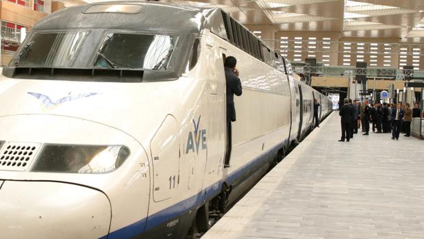 Fiesta ilegal de intercambio de parejas en la estación del AVE de Zaragoza