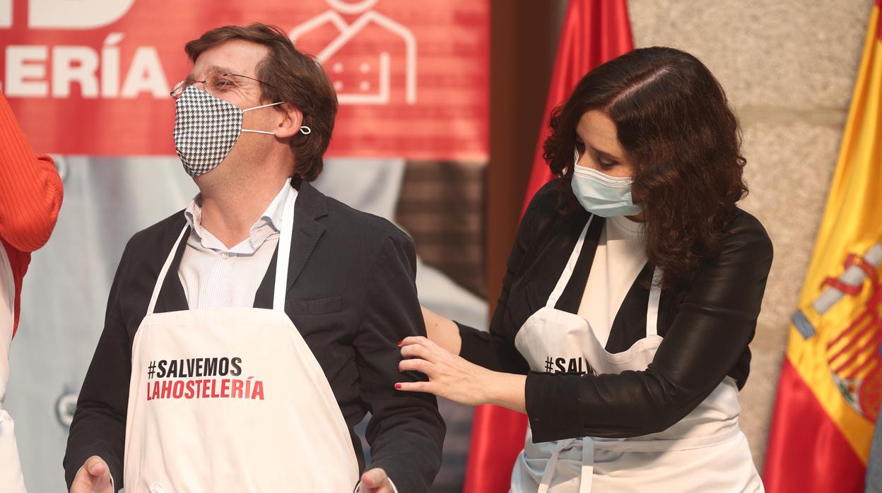 La presidenta Díaz Ayuso y el alcalde Martínez-Almeida, durante el acto en homenaje a la hostelería celebrado el viernes en la Real Casa de Correos