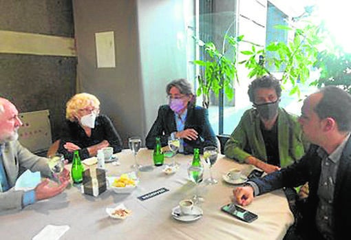 Carmena come con sus ediles más cercanos. Luis Cueto, a su derecha;y a la izquierda, Marta Higueras, Felipe Llamas y José Manuel Calvo