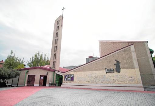 Sobre estas líneas fachada principal de la parroquia de San Leandro